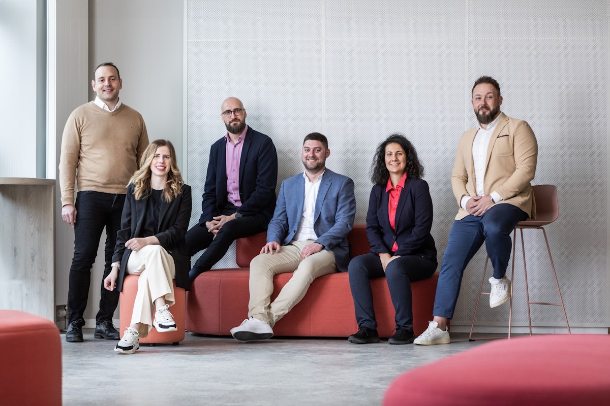 Employees of Onventis and Unite pose for a group photo.
