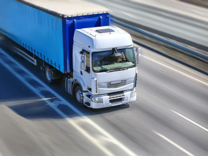 Immagine dall’alto di un camion in autostrada