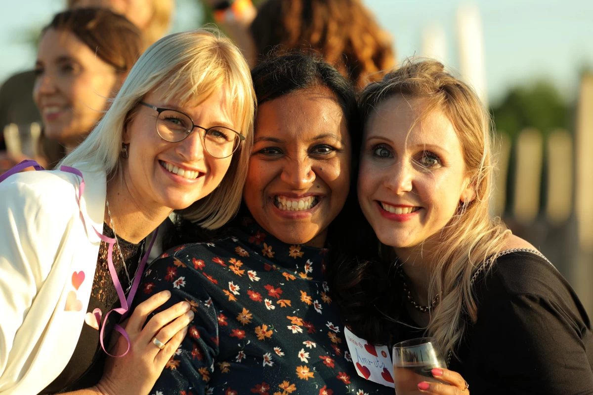 Drei Frauen lachen zum Fotografen