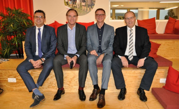 Vertreter der Stadt Leipzig, der Mercateo AG und der OFB posieren für ein Pressefoto.