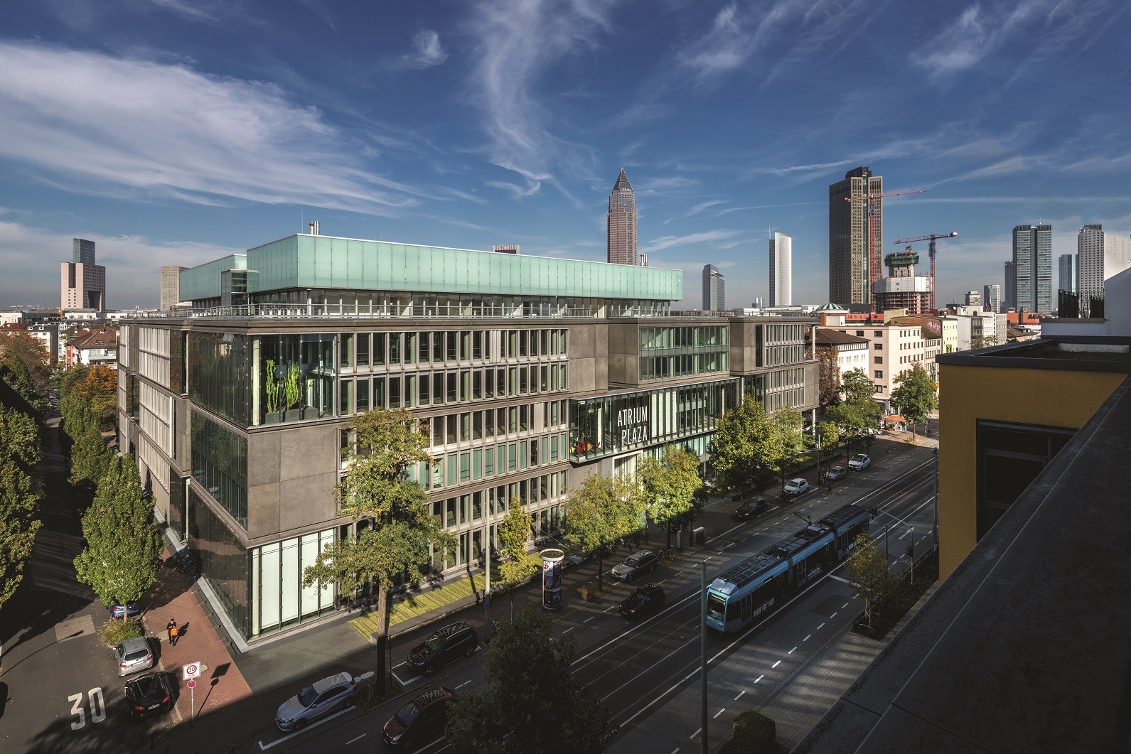 RS Unternehmensbild das das Bürogebäude in Deutschland in mitten einer Stadt zeigt.