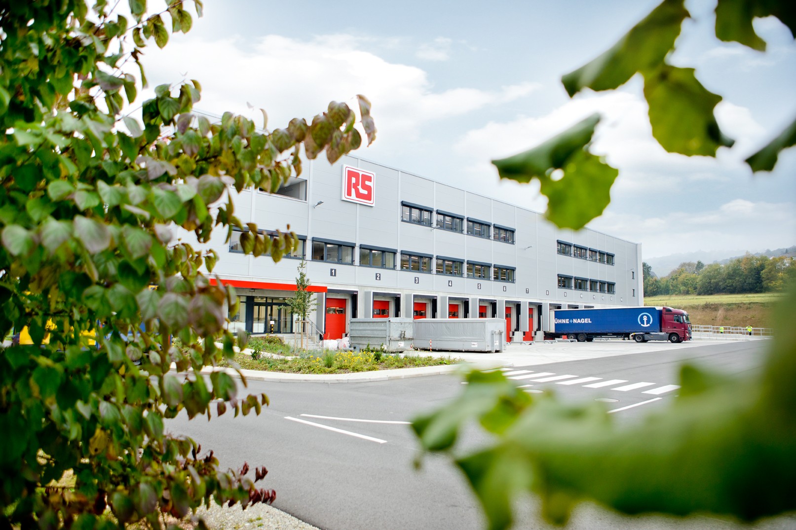 RS Unternehmensbild, das das RS Lager in Bad Hersfeld, Deutschland, zeigt. Ein Truck steht vor einer der vielen Laderampen.