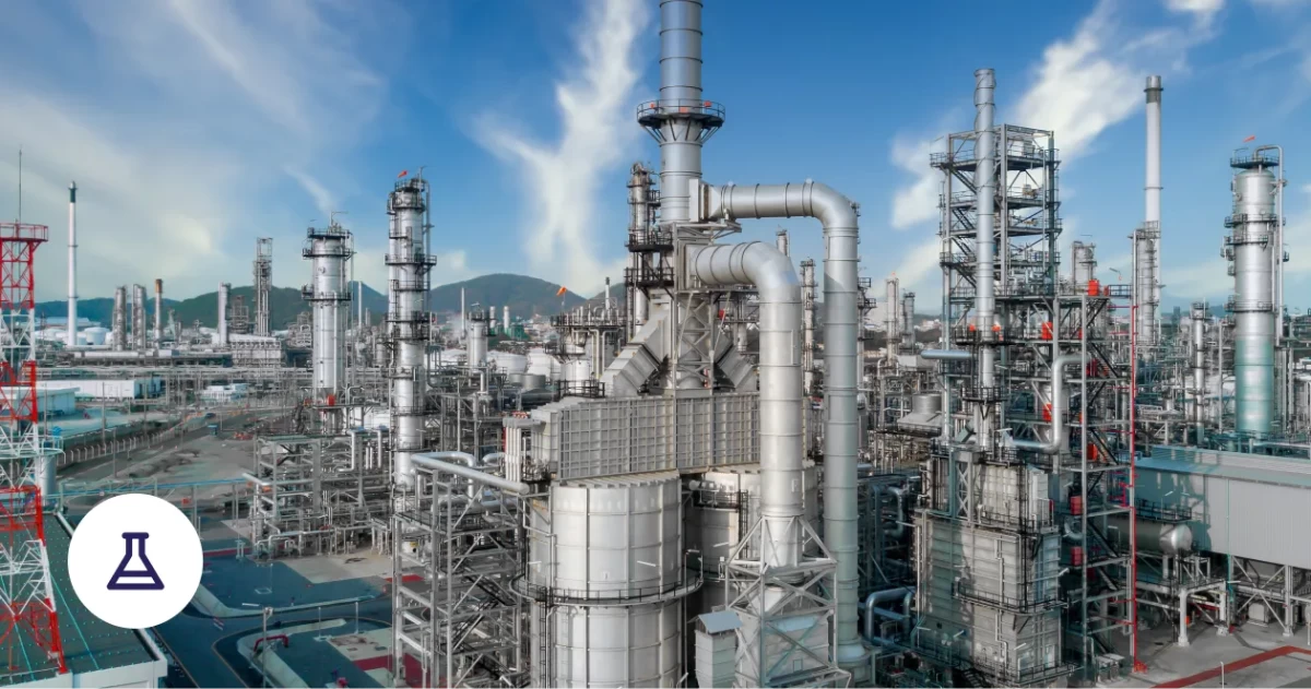 Chemiewerk mit Kühltürmen und Rohren