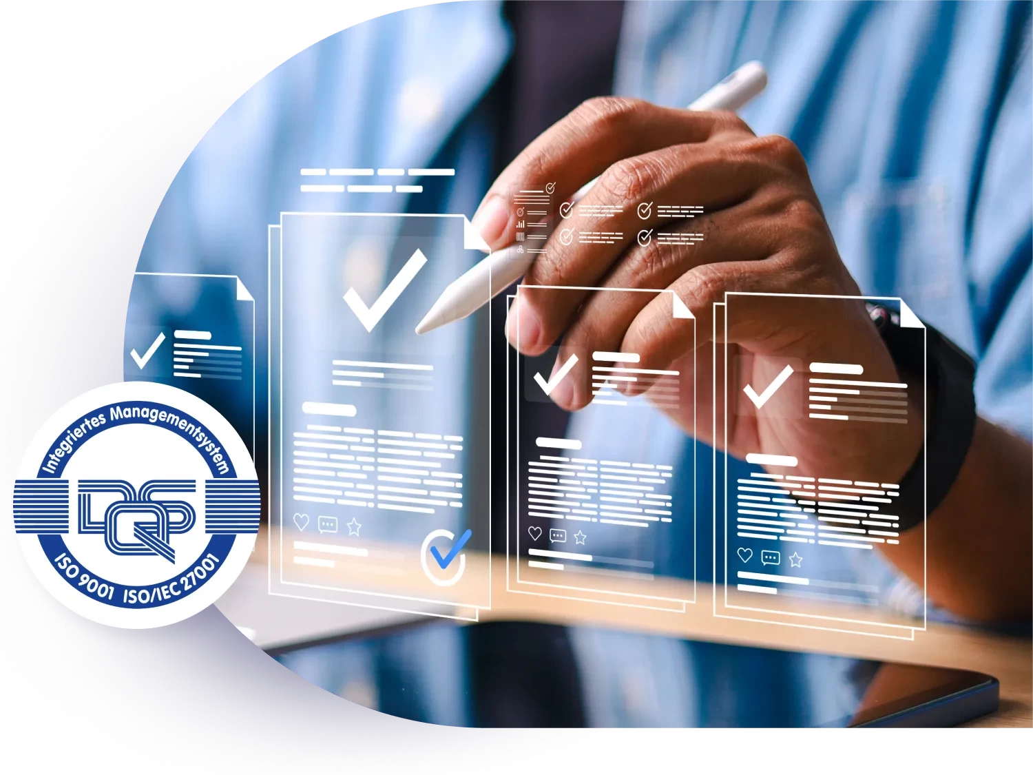 Eine Hand, die an einer virtuellen Wand Haken setzt, kombiniert mit dem ISO 9001:2015 und ISO/IEC 27001:2022 Label