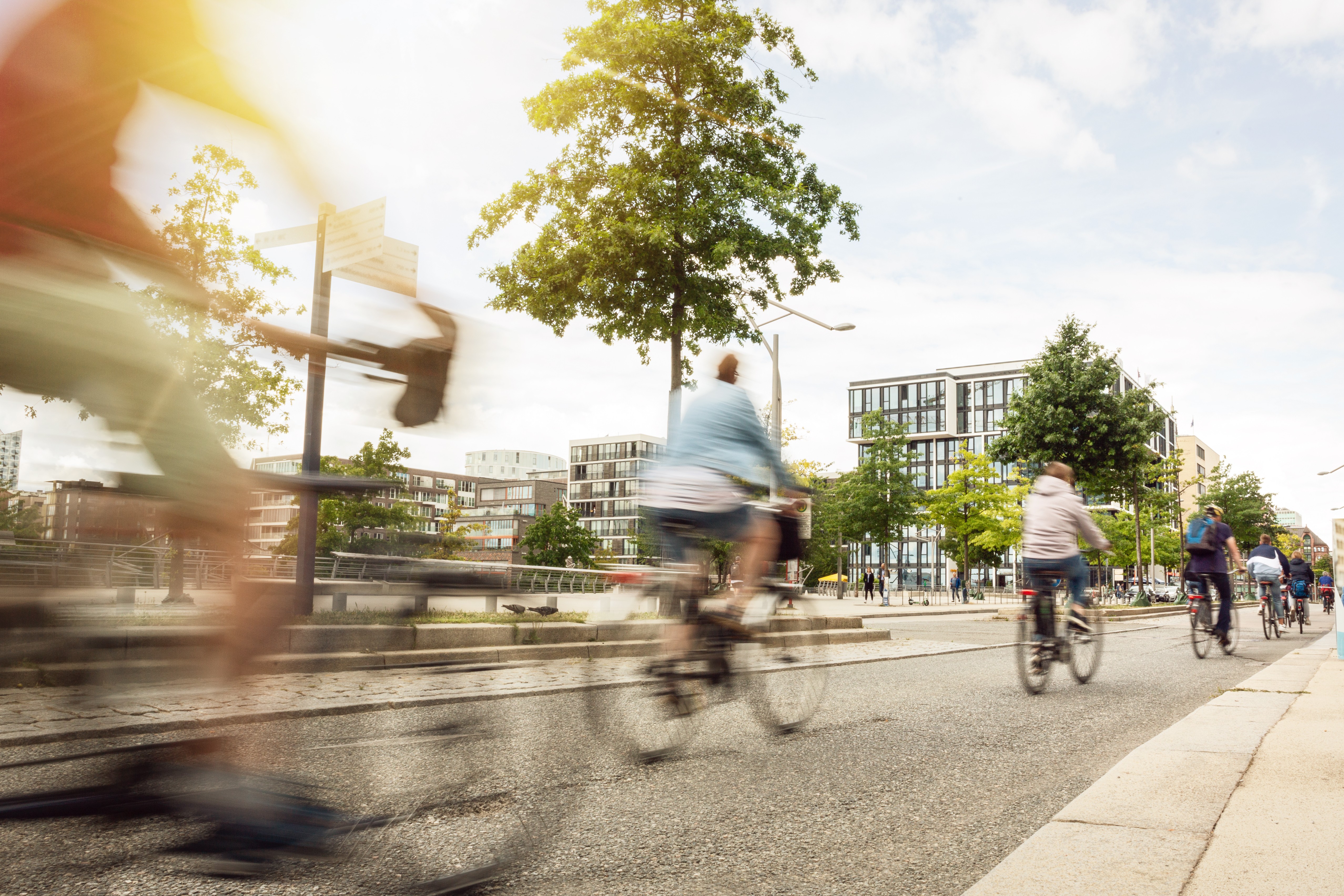 Menschen fahren auf Fahrrädern durch eine Stadt