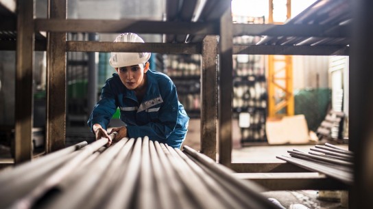 Mitarbeitende im Lager sortieren Bauteile