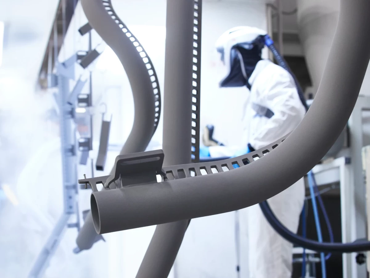 Gros plan sur des rails de monte-escaliers dans une ligne de production de la société