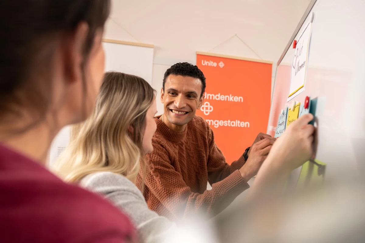 Das Foto zeigt verschiedene Menschen, die miteinander sprechen.