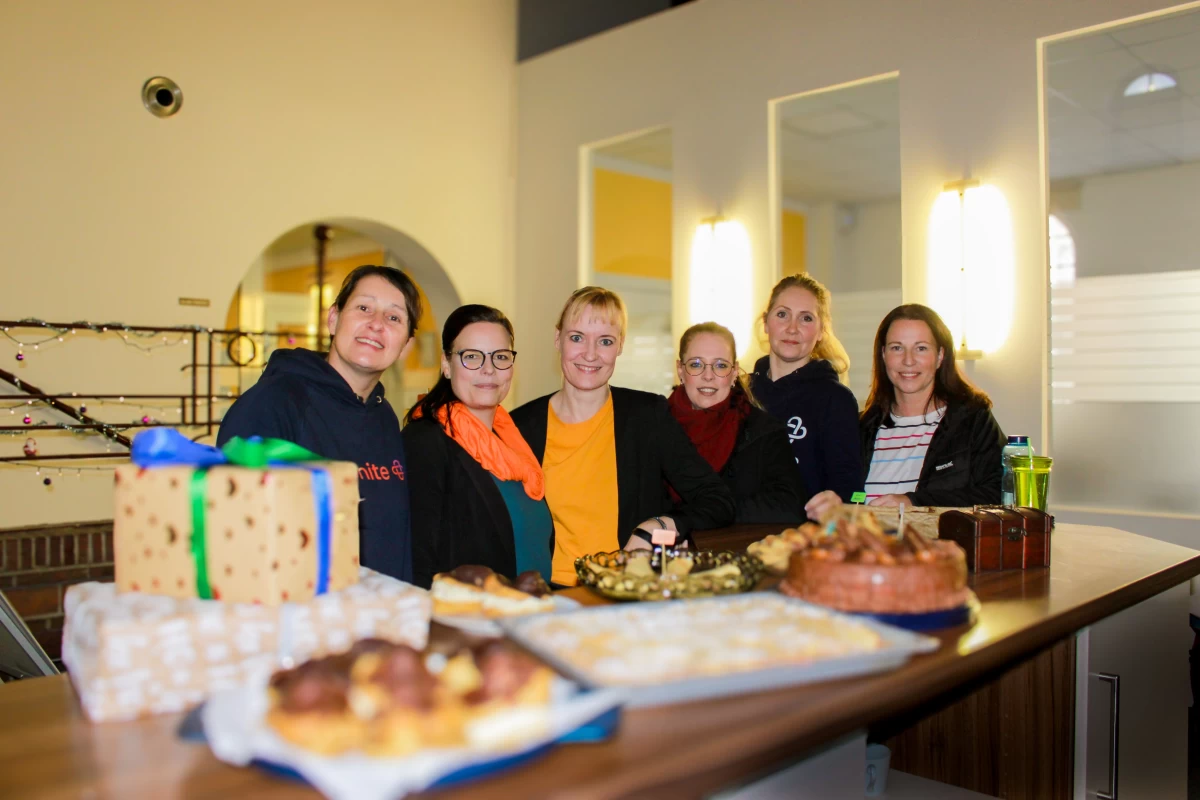 Mitarbeiterinnen beim Kuchenbasar