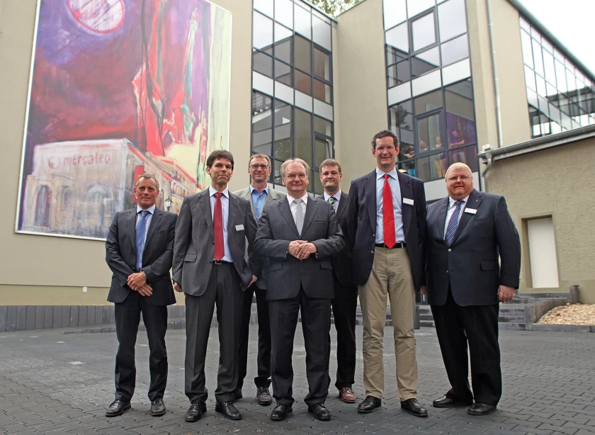Pressefoto von 2014 mit MInisterpräsidenten Rainer Haseloff vor dem neuen Gebäude