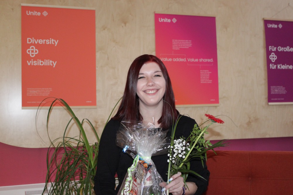 Freude bei Julia: Sie konnte ihre Ausbildung um ein halbes Jahr verkürzen und arbeitet seit Anfang des Jahres in der Buchhaltung.
