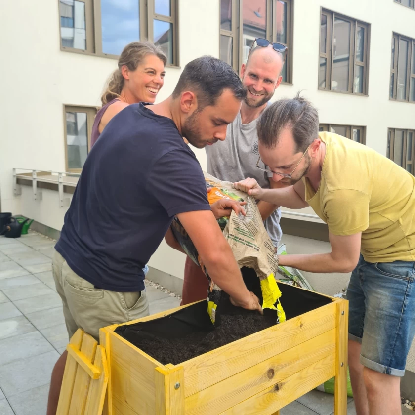 Bei einer gemeinsamen Pflanzaktion packten viele Unitees an.