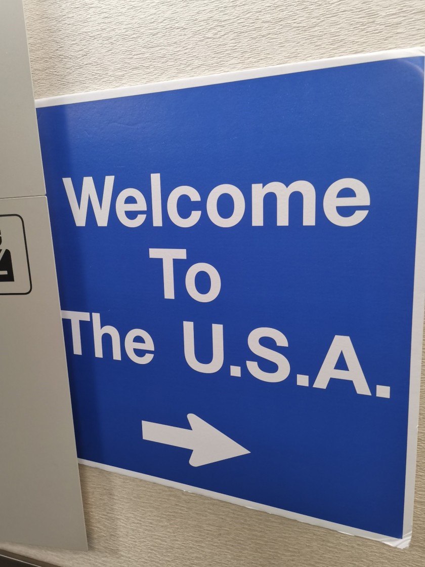 Blaues Schild mit 'Welcome to The USA' Aufschrift