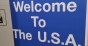 Blaues Schild mit 'Welcome to The USA' Aufschrift