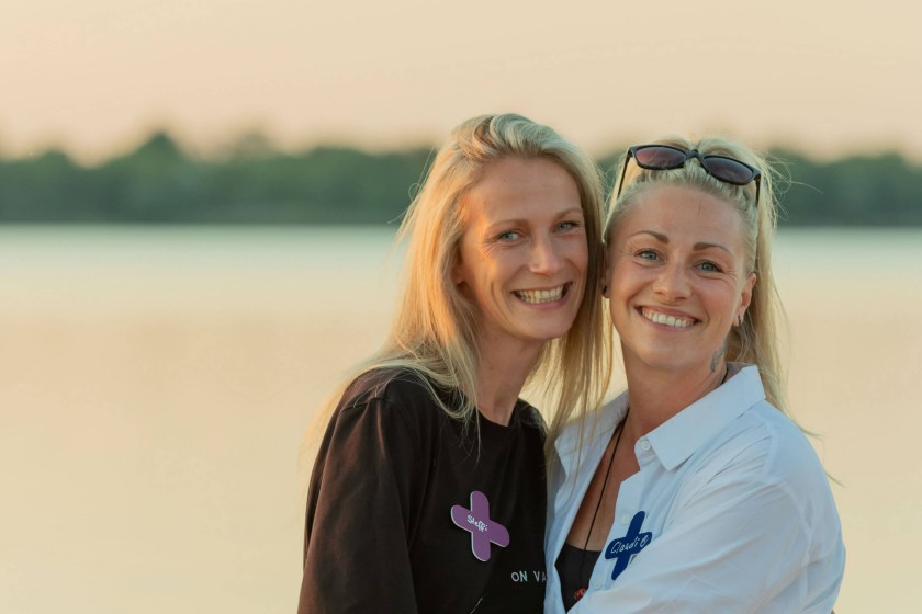 Zwei Frauen auf dem Unite Sommerfest lächeln in die Kamera
