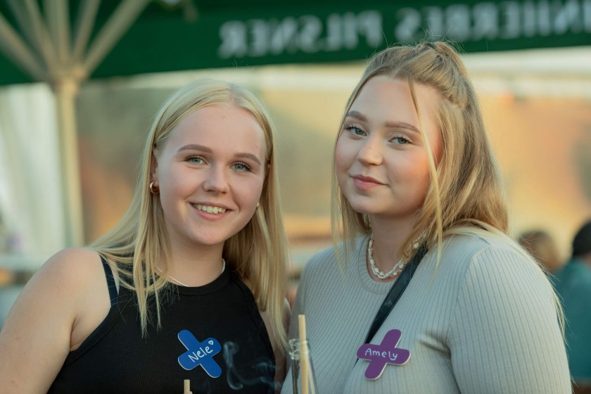 Zwei junge Auszubildende bei dem Unite Sommerfest