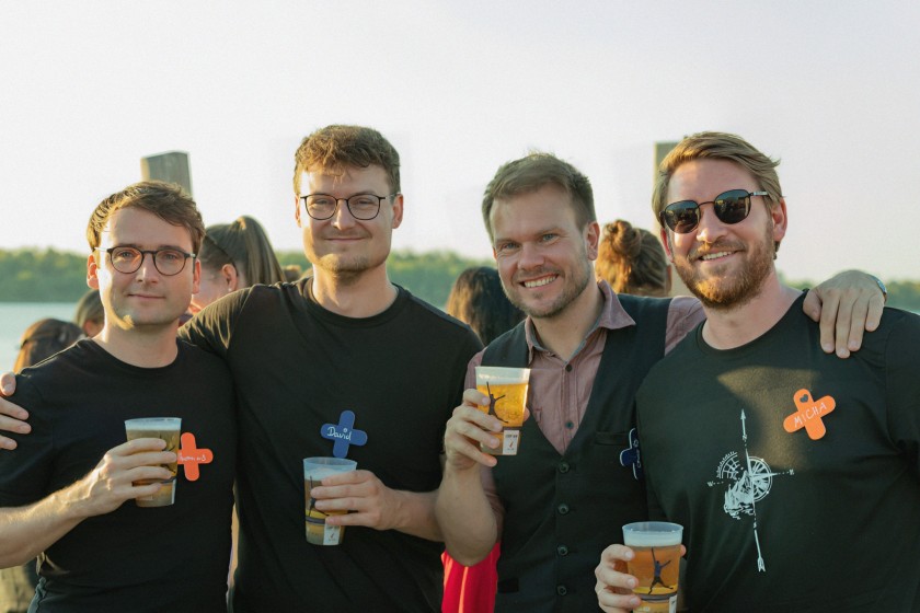 Vier Unitees mit Getränken in der Hand auf dem Unite Sommerfest