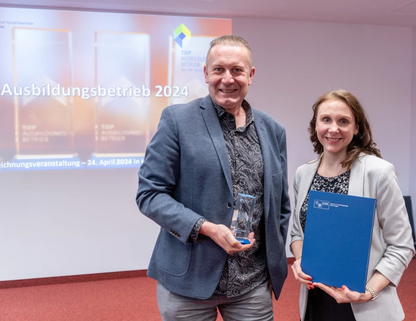 Marcus Hendel und Caroline Klehr bei der Auszeichnung zum Top-Ausbildungsbetrieb der IHK
