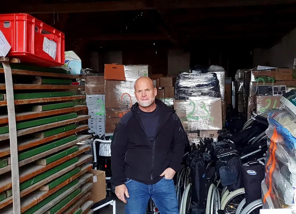 Georg Jachan vom Verein für weltweite Nothilfe steht in einem Spendenlager