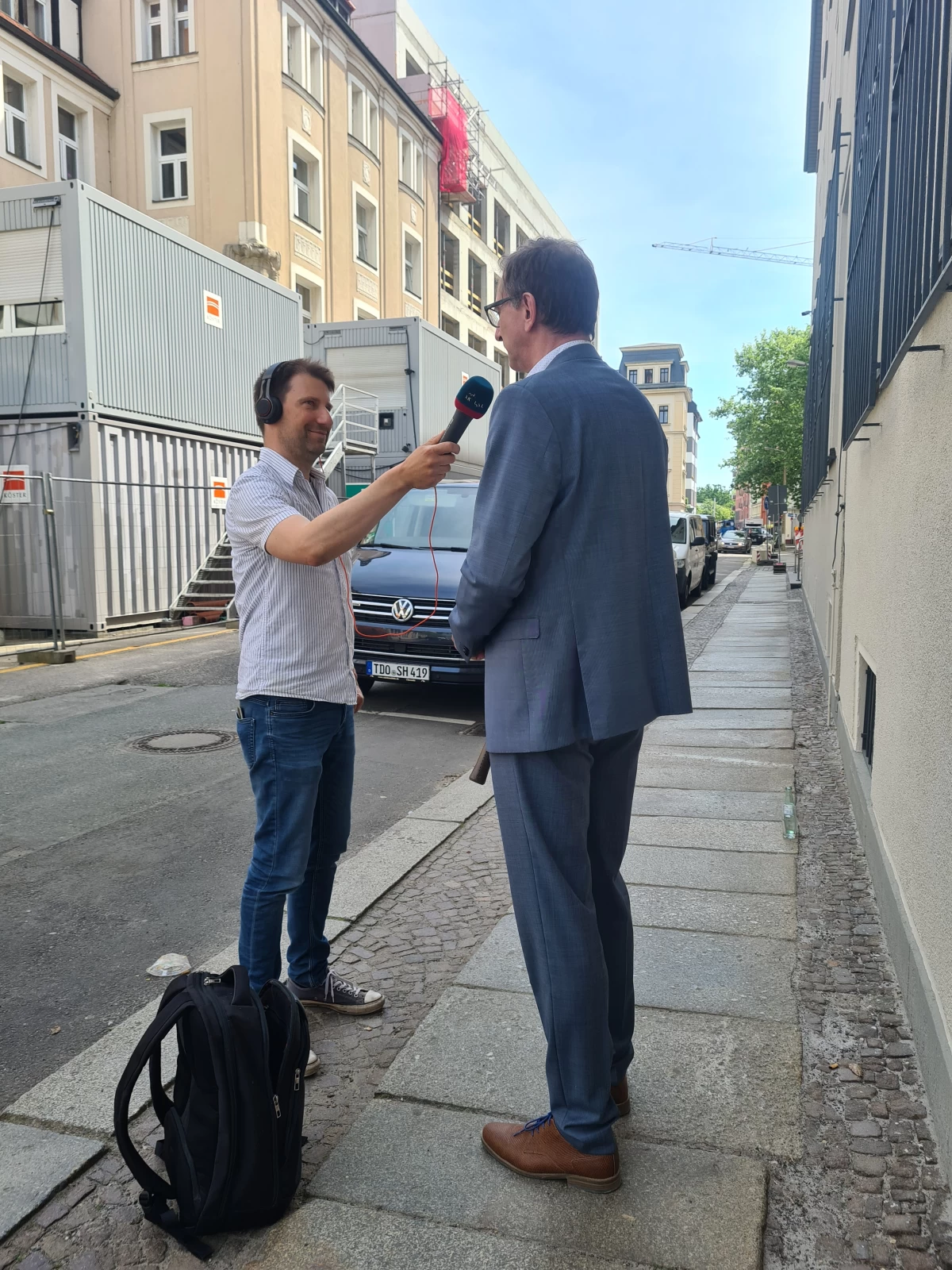 Ralf Geißler (MDR) interviewt Peter Ledermann auf dem Richtfest des Unite Headquarters in Leipzig.