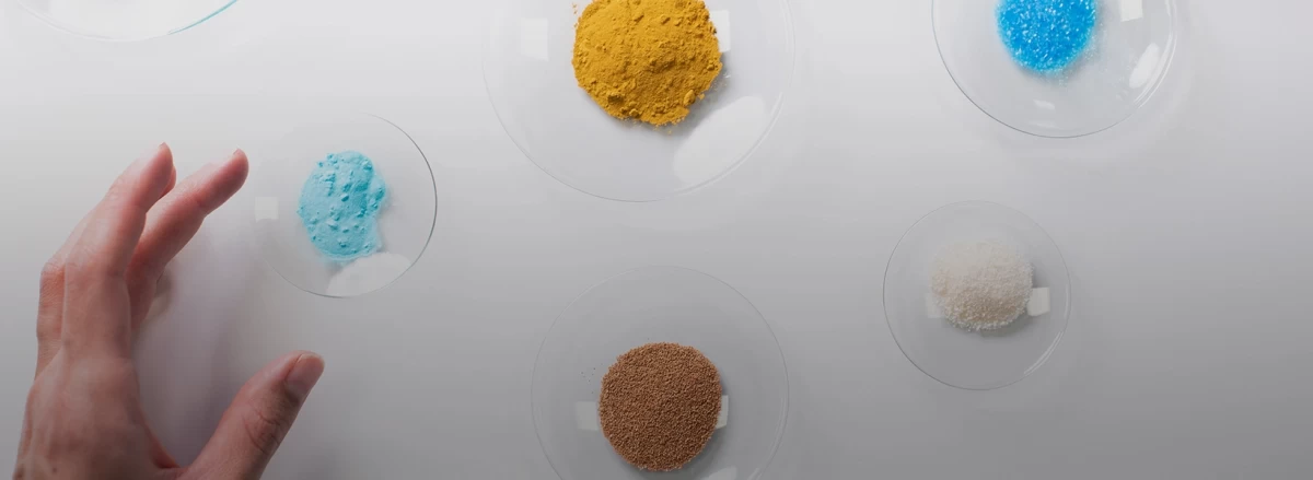 Mélange de poudre dans un laboratoire