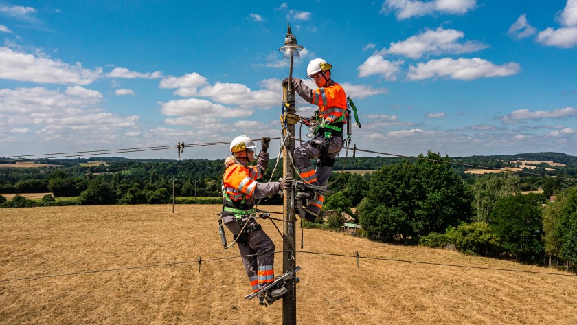 Vinci Energies Mitarbeitende auf einem Strommast