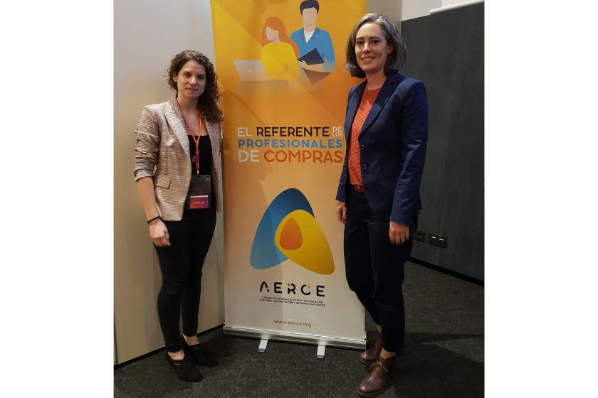 Silvia Garay, Key Account Manager, y Violeta Vázquez, responsable de Marketing y Comunicación, en el evento sobre Sostenibilidad en Compras de AERCE