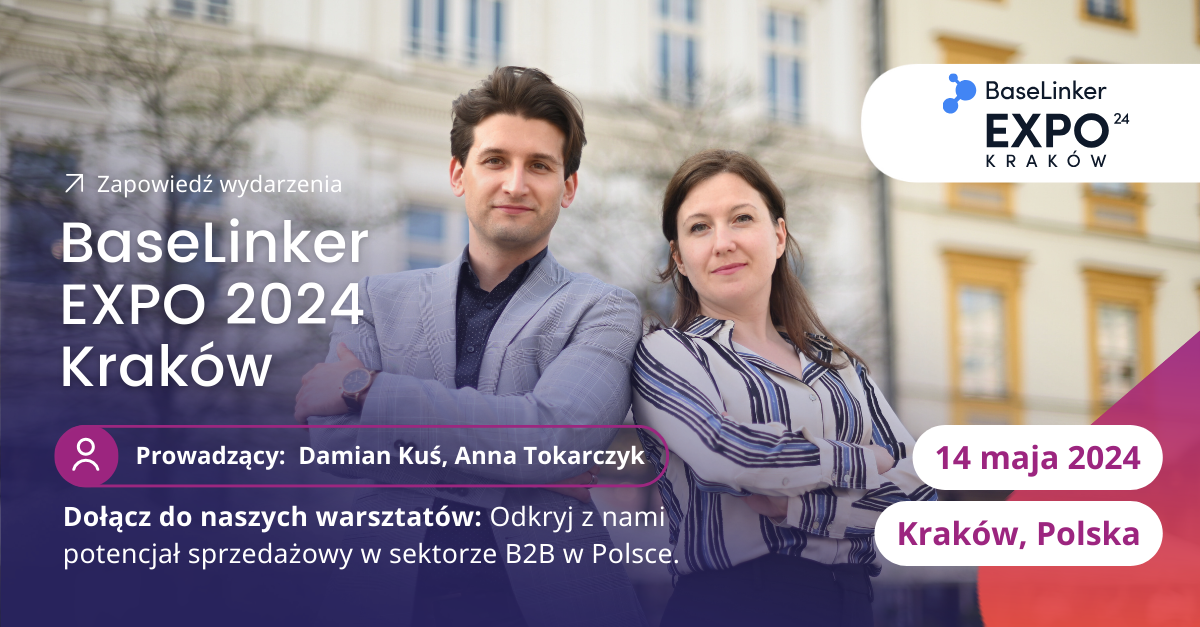 Kobieta i mężyczna uśmiechają się stojąc obok siebie ramię w ramię na zdjęciu w grafice zapowiadającej wydarzenie