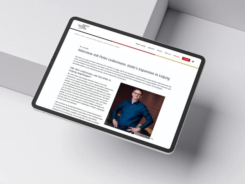 Tablet mit dem Online Interview von Peter Ledermann