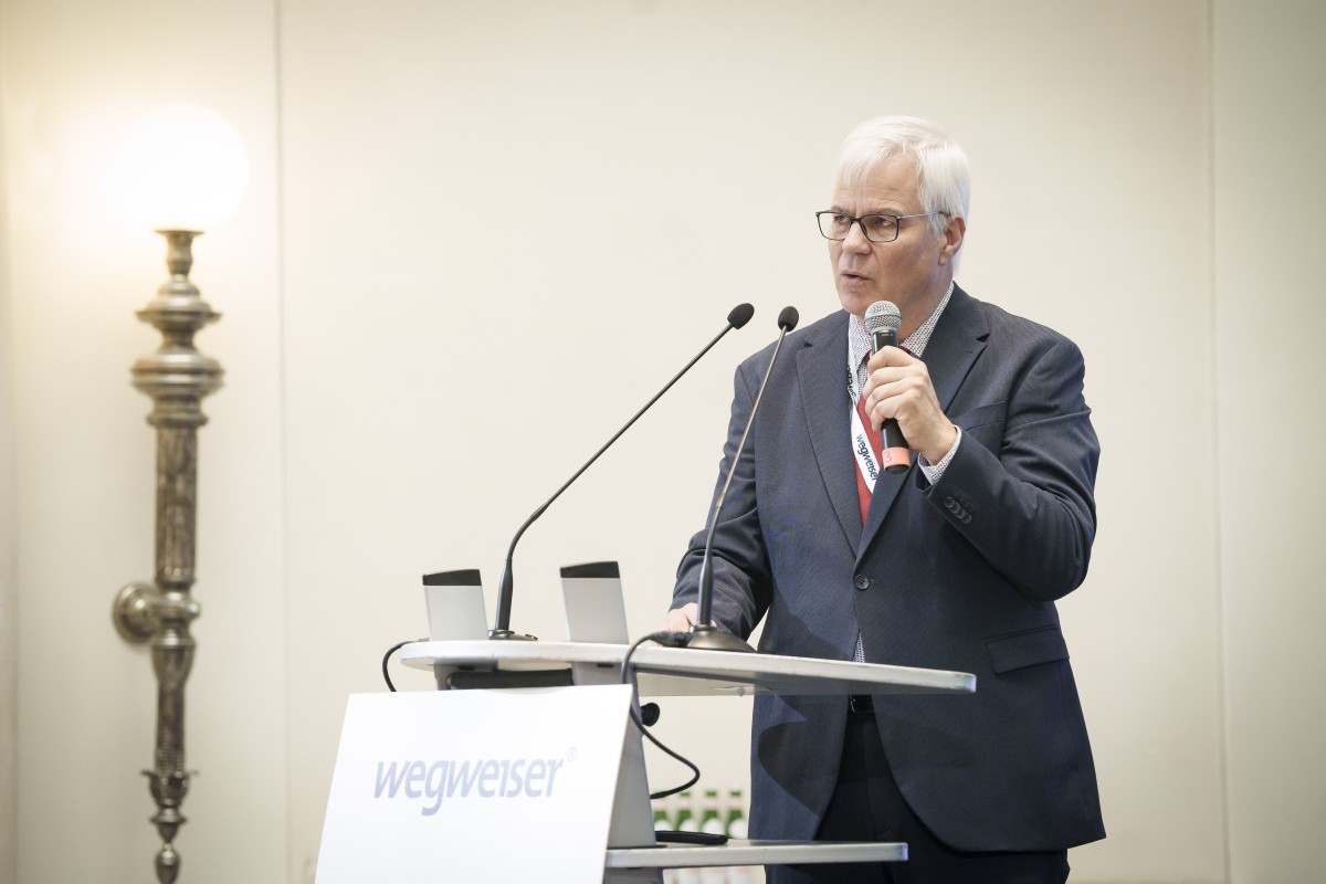 Frank Willmert beim Vortrag auf der Beschaffungskonferenz.