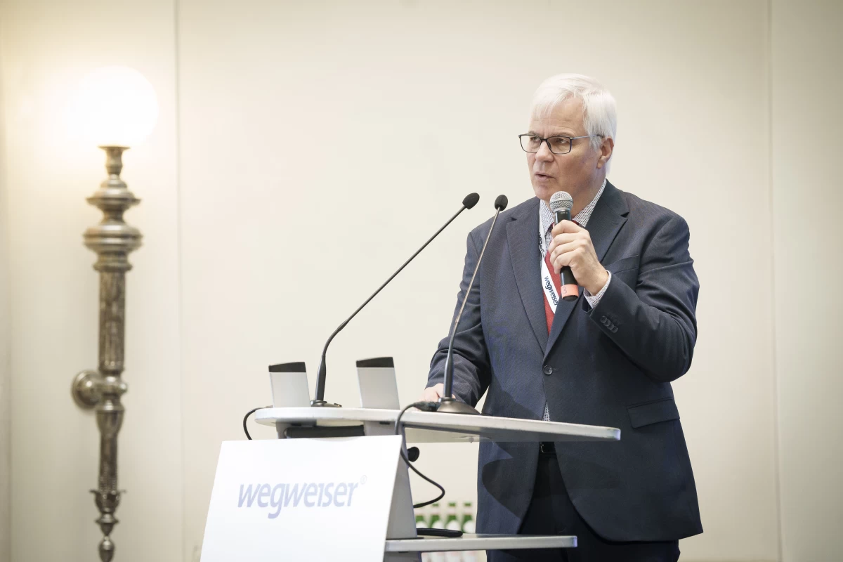 Frank Willmert beim Vortrag auf der Beschaffungskonferenz.