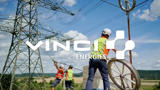 Drei Vinci Energies Mitarbeitende arbeiten an Stromtrassen