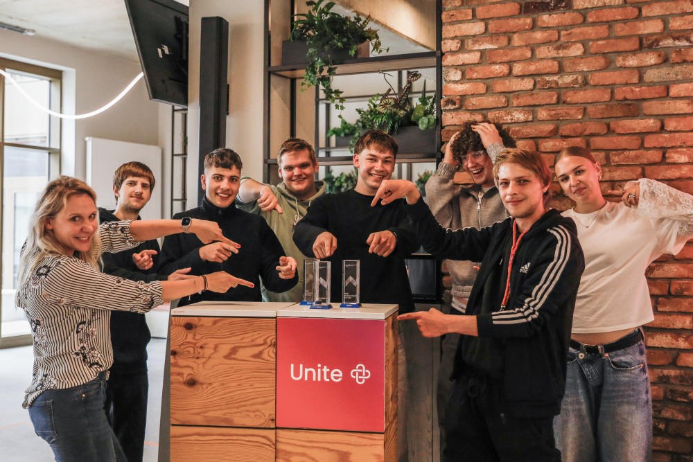 Young Talents mit Pokalen